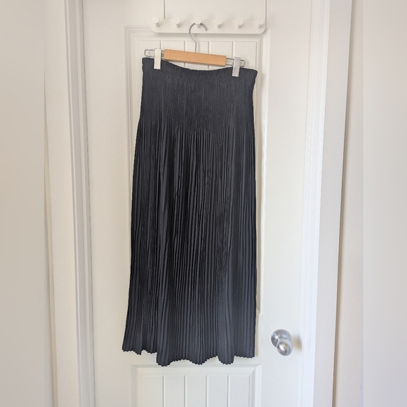Elegant Black Long Pleated Skirt Size XL - Picture 3 of 8